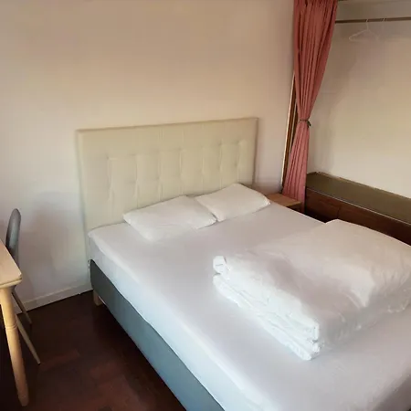 Cozy Room Near Metro & Airport Lisbon Exterior photo